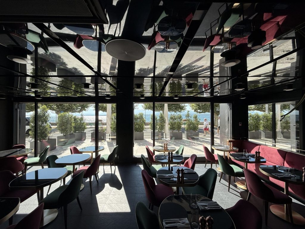 Restaurant de l'Hôtel Beau-Rivage face au lac