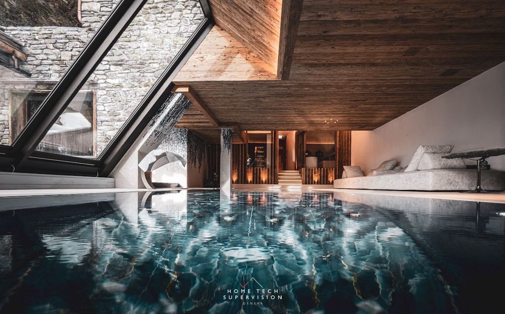 Piscine intérieure d'un chalet en Valais