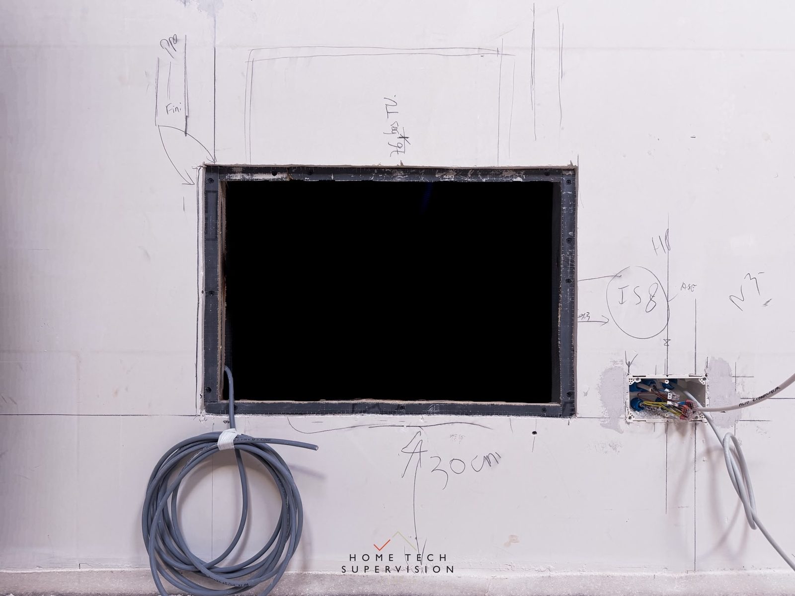 Niche TV annotée au crayon avec câbles en attente