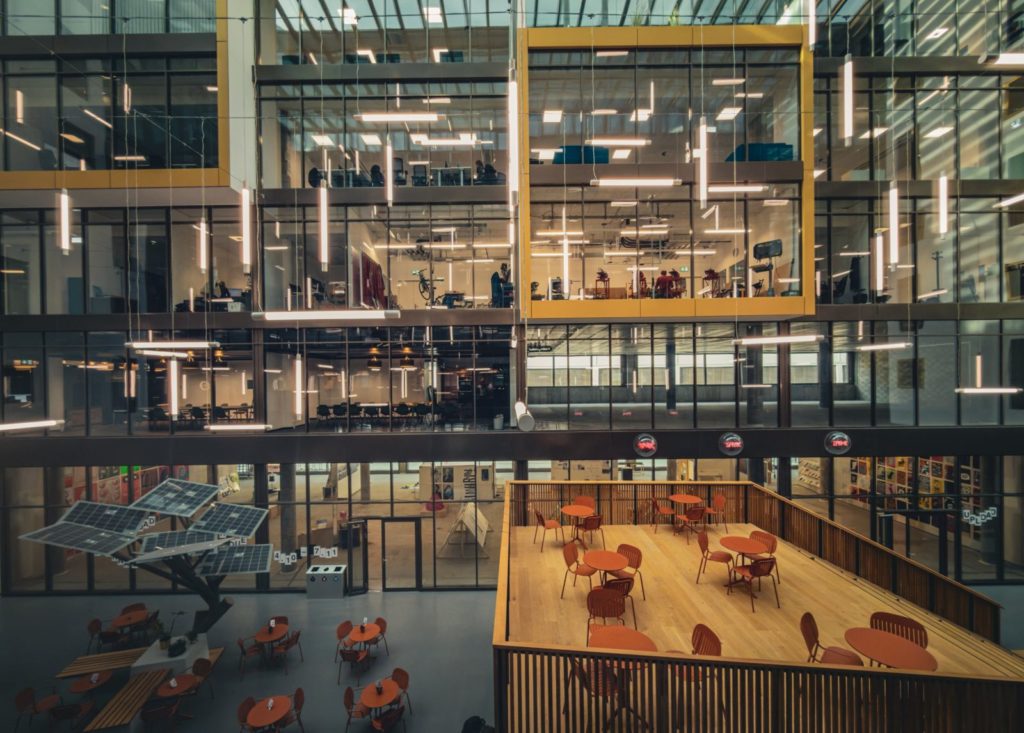 Atrium d'un bâtiment d'entreprise