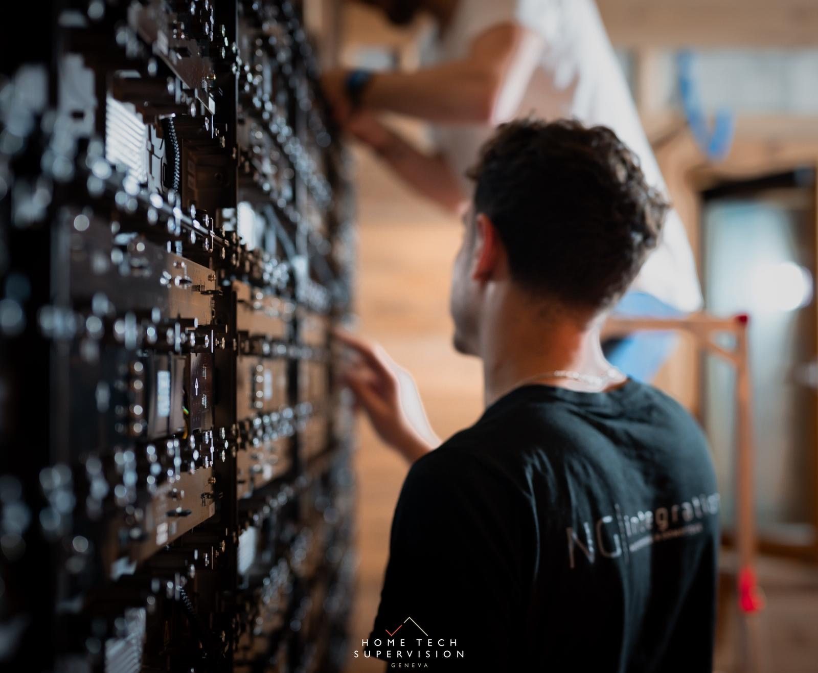 Technicien NG Integration installant un mur LED