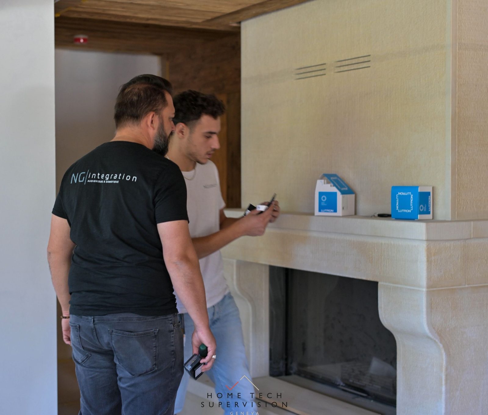 Équipe NG Integration préparant l’installation Lutron sur un chantier