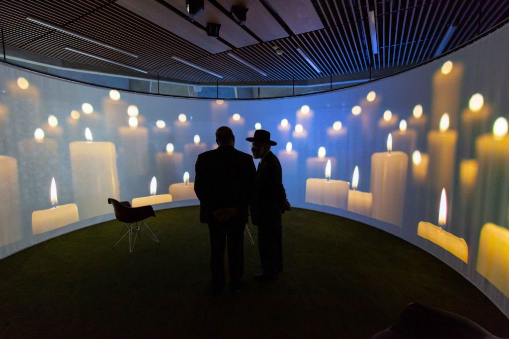 Alcôve de l’espace de ressourcement des HUG avec projection de bougies