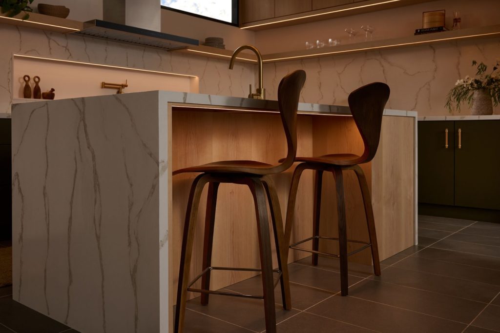 Ruban LED Lutron Lumaris sous un îlot de cuisine