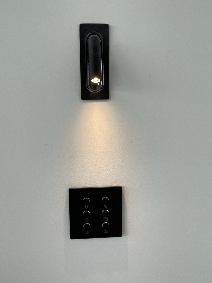 Clavier Lutron Maarys sous une liseuse