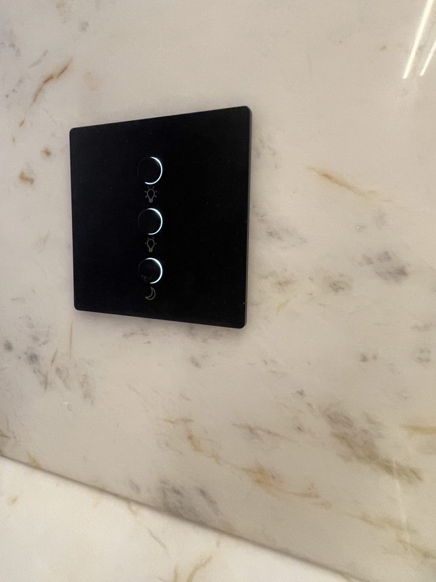 Clavier Lutron sur plaque Maarys noire, posé sur marbre
