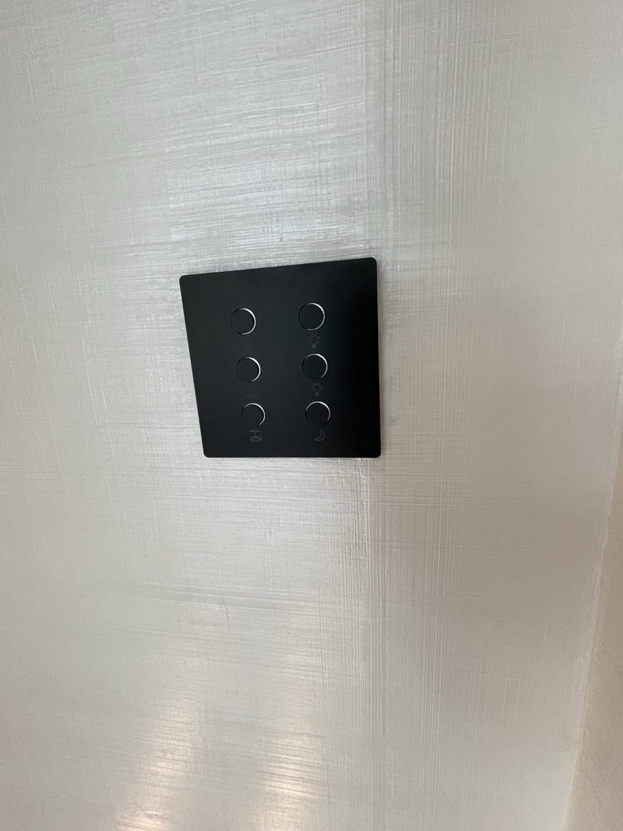 Clavier Lutron Maarys noir mat, éclairage, stores et terrasse