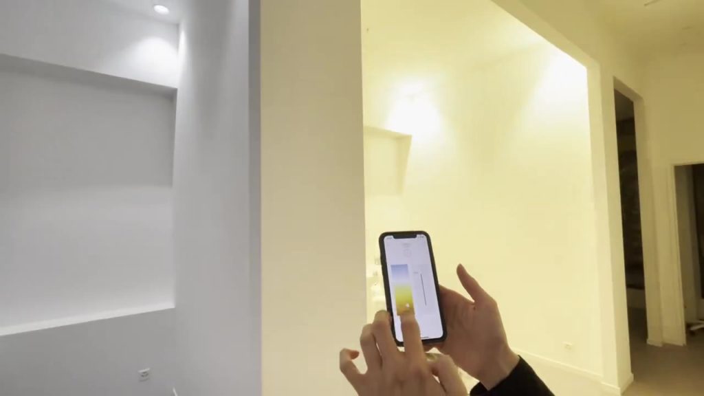 Niche éclairée en blanc chaud par Lutron Tunable White