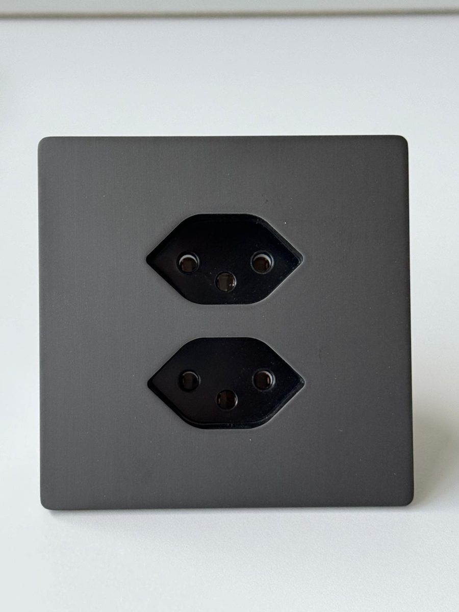 Prise suisse double, plaque Maarys anthracite, vue de face