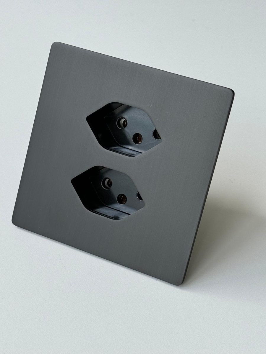 Prise suisse double, plaque Maarys anthracite