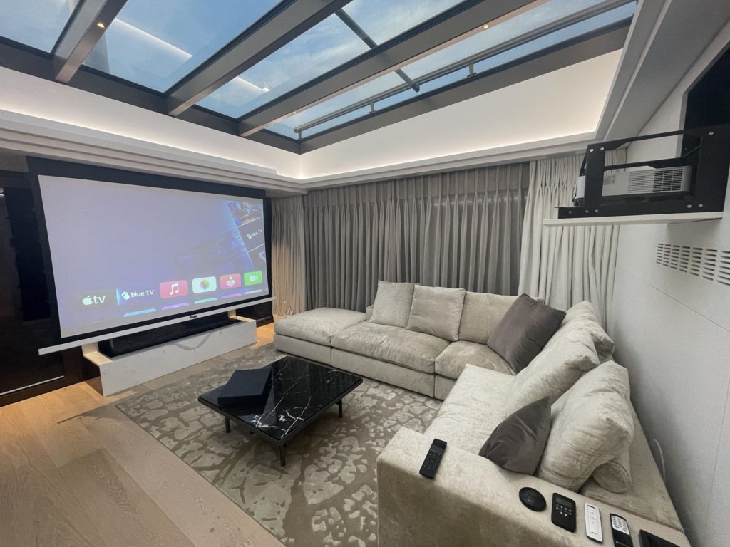 Playroom avec écran de projection motorisé