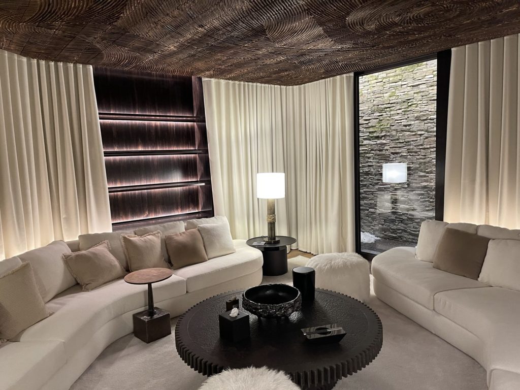 Salon cinéma de la playroom d’un chalet à Verbier