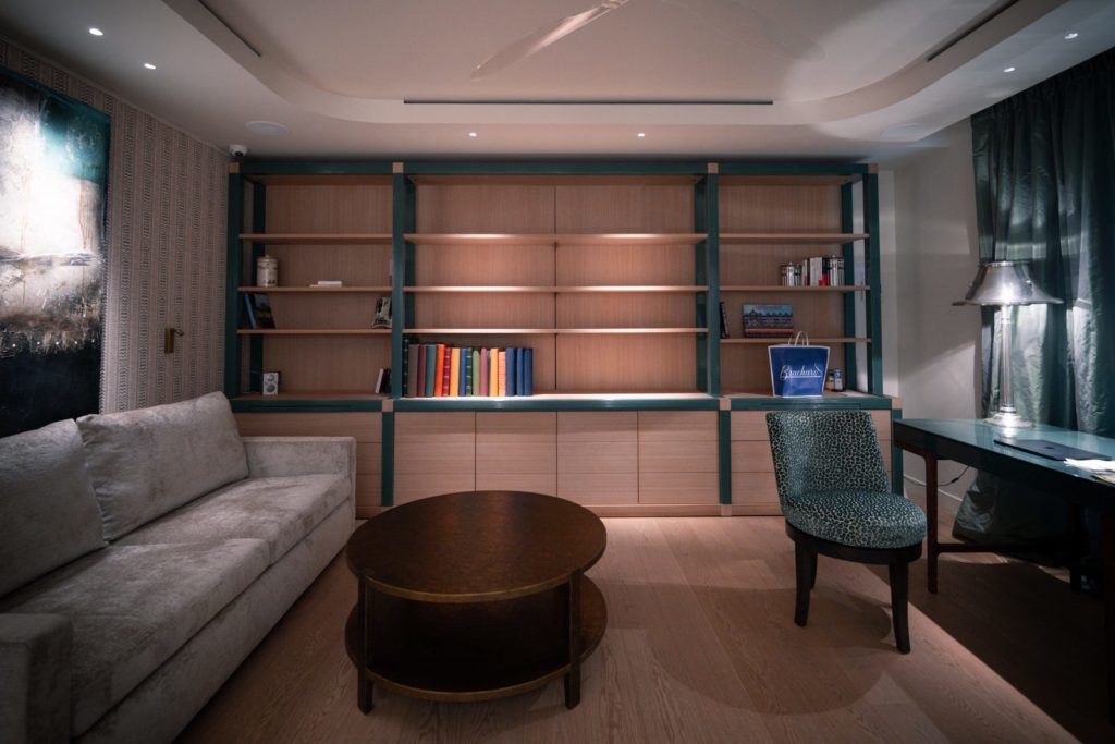 Salon bibliothèque d'un appartement privé
