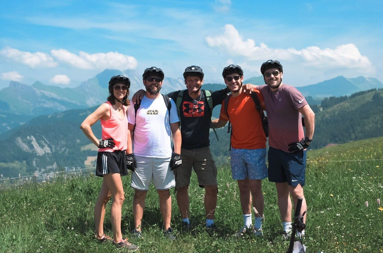 L'équipe Home Tech Supervision en VTT en montagne, sortie d'entreprise 2025