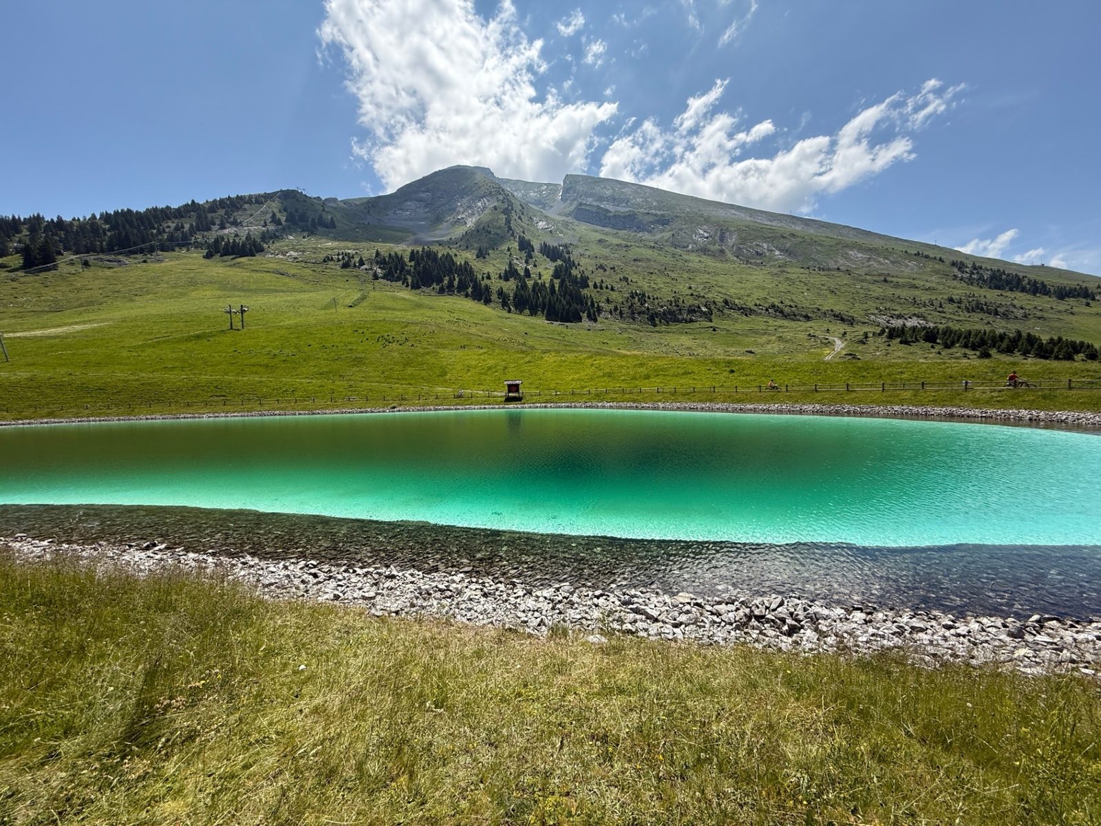 Lac de montagne turquoise sur le parcours VTT