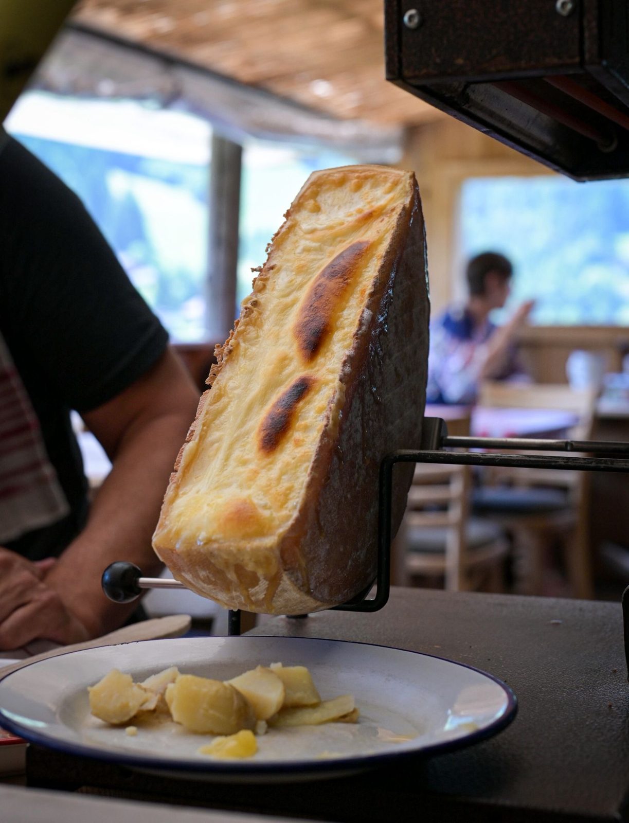 Raclette au feu de bois lors de la sortie d'entreprise