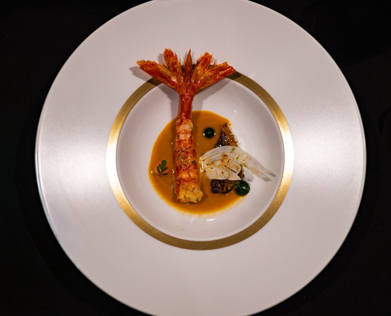 Sauce versée à table